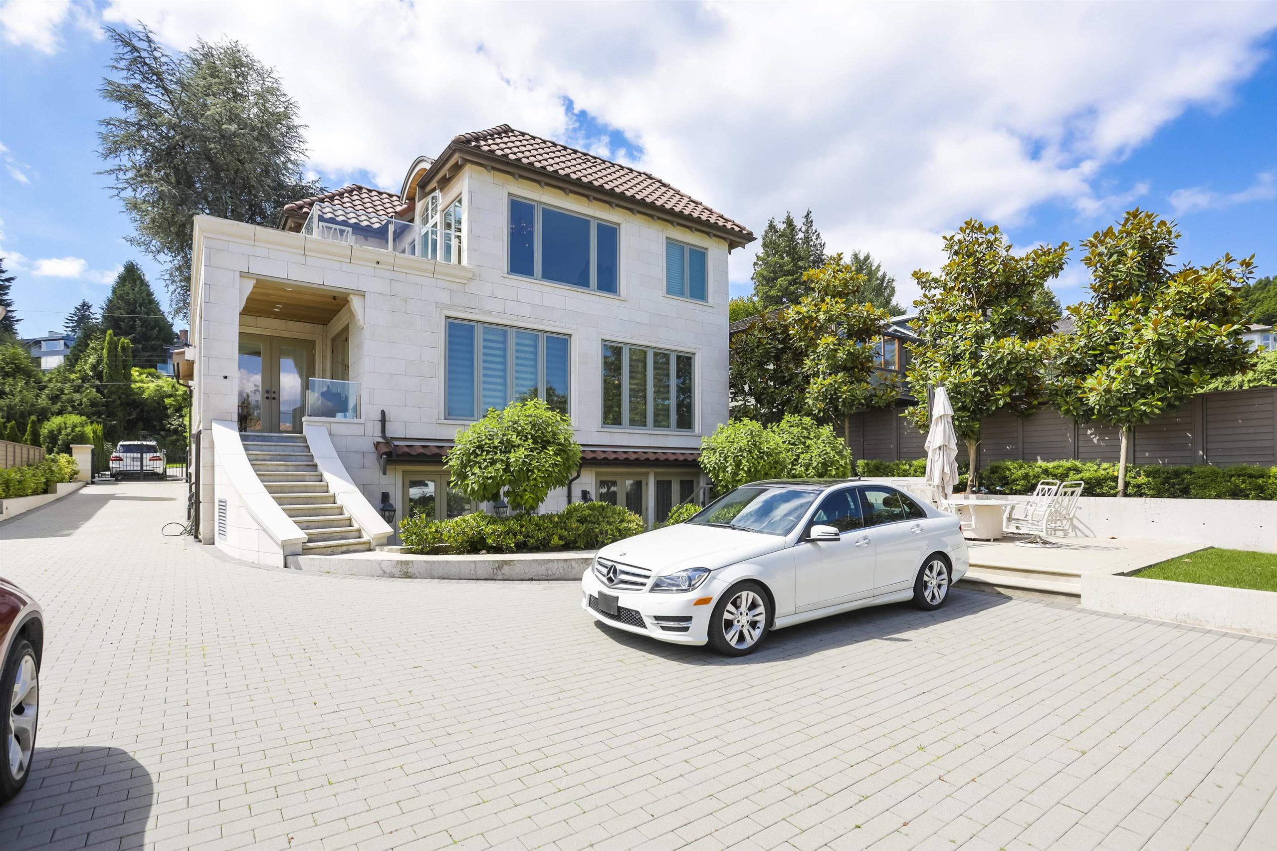 4651 Simpson Avenue, Vancouver 25